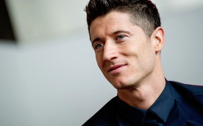 乐竞体育热议-埃德森训练中练习手抛球精度